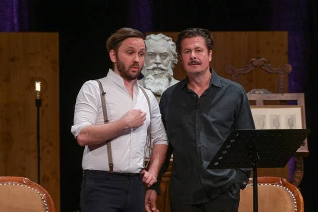 Konzert und Lesung Brahms und die Volksmusik , mit den Künstlern Opernsänger Raphael Fingerlos, Schauspieler Michael Dangl und Pianist Sascha El Mouissi im Stadttheater Gmunden, im Rahmen der Reihe Hausmusikroas , der Salzkammergut Festwochen Gmunden, am 21.05.23. Das Bild zeigt links den Opernsänger Raphale Fingerlos und rechts den Schauspieler Michael Dangl 2023 - Konzert und Lesung Brahms und die Volksmusik , mit den Künstlern Opernsänger Raphael Fingerlos, Schauspieler Michael Dangl und Pianist Sascha El Mouissi im Stadttheater Gmunden, im Rahmen der Reihe Hausmusikroas , der Salzkammergut Festwochen Gmunden, am 21.05.23