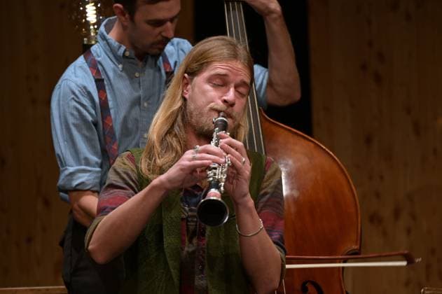 Konzert und Lesung Brahms und die Volksmusik , mit den Künstlern Opernsänger Raphael Fingerlos, Schauspieler Michael Dangl und Pianist Sascha El Mouissi im Stadttheater Gmunden, im Rahmen der Reihe Hausmusikroas , der Salzkammergut Festwochen Gmunden, am 21.05.23. Das Bild zeigt den Klarinettisten Michael Dumfart des Ensembles Tschejefem 2023 - Konzert und Lesung Brahms und die Volksmusik , mit den Künstlern Opernsänger Raphael Fingerlos, Schauspieler Michael Dangl und Pianist Sascha El Mouissi im Stadttheater Gmunden, im Rahmen der Reihe Hausmusikroas , der Salzkammergut Festwochen Gmunden, am 21.05.23
