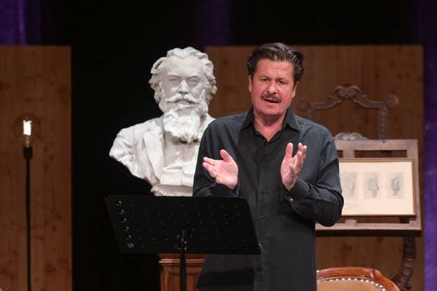 Konzert und Lesung Brahms und die Volksmusik , mit den Künstlern Opernsänger Raphael Fingerlos, Schauspieler Michael Dangl und Pianist Sascha El Mouissi im Stadttheater Gmunden, im Rahmen der Reihe Hausmusikroas , der Salzkammergut Festwochen Gmunden, am 21.05.23. Das Bild zeigt den Schauspieler Michael Dangl 2023 - Konzert und Lesung Brahms und die Volksmusik , mit den Künstlern Opernsänger Raphael Fingerlos, Schauspieler Michael Dangl und Pianist Sascha El Mouissi im Stadttheater Gmunden, im Rahmen der Reihe Hausmusikroas , der Salzkammergut Festwochen Gmunden, am 21.05.23