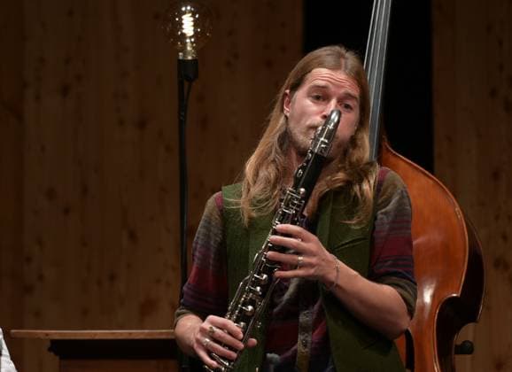 Konzert und Lesung Brahms und die Volksmusik , mit den Künstlern Opernsänger Raphael Fingerlos, Schauspieler Michael Dangl und Pianist Sascha El Mouissi im Stadttheater Gmunden, im Rahmen der Reihe Hausmusikroas , der Salzkammergut Festwochen Gmunden, am 21.05.23. Das Bild zeigt den Klarinettisten Michael Dumfart des Ensembles Tschejefem 2023 - Konzert und Lesung Brahms und die Volksmusik , mit den Künstlern Opernsänger Raphael Fingerlos, Schauspieler Michael Dangl und Pianist Sascha El Mouissi im Stadttheater Gmunden, im Rahmen der Reihe Hausmusikroas , der Salzkammergut Festwochen Gmunden, am 21.05.23