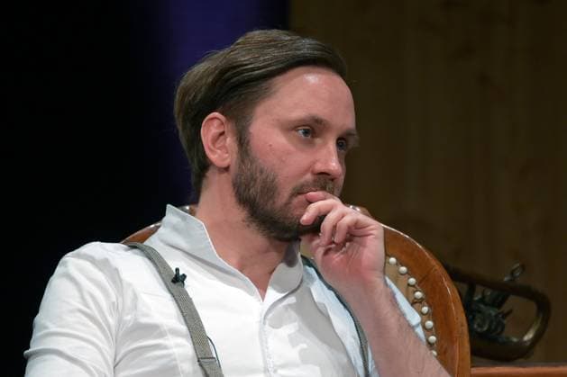 Konzert und Lesung Brahms und die Volksmusik , mit den Künstlern Opernsänger Raphael Fingerlos, Schauspieler Michael Dangl und Pianist Sascha El Mouissi im Stadttheater Gmunden, im Rahmen der Reihe Hausmusikroas , der Salzkammergut Festwochen Gmunden, am 21.05.23. Das Bild zeigt den Opernsänger Raphael Fingerlos 2023 - Konzert und Lesung Brahms und die Volksmusik , mit den Künstlern Opernsänger Raphael Fingerlos, Schauspieler Michael Dangl und Pianist Sascha El Mouissi im Stadttheater Gmunden, im Rahmen der Reihe Hausmusikroas , der Salzkammergut Festwochen Gmunden, am 21.05.23
