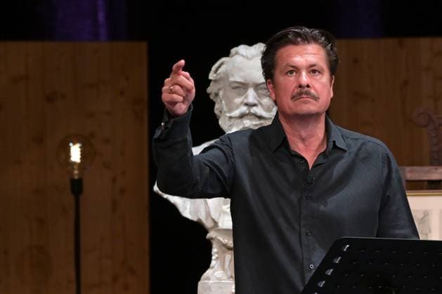 Konzert und Lesung Brahms und die Volksmusik , mit den Künstlern Opernsänger Raphael Fingerlos, Schauspieler Michael Dangl und Pianist Sascha El Mouissi im Stadttheater Gmunden, im Rahmen der Reihe Hausmusikroas , der Salzkammergut Festwochen Gmunden, am 21.05.23. Das Bild zeigt den Schauspieler Michael Dangl 2023 - Konzert und Lesung Brahms und die Volksmusik , mit den Künstlern Opernsänger Raphael Fingerlos, Schauspieler Michael Dangl und Pianist Sascha El Mouissi im Stadttheater Gmunden, im Rahmen der Reihe Hausmusikroas , der Salzkammergut Festwochen Gmunden, am 21.05.23