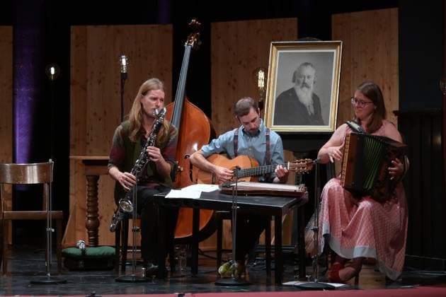 Konzert und Lesung Brahms und die Volksmusik , mit den Künstlern Opernsänger Raphael Fingerlos, Schauspieler Michael Dangl und Pianist Sascha El Mouissi im Stadttheater Gmunden, im Rahmen der Reihe Hausmusikroas , der Salzkammergut Festwochen Gmunden, am 21.05.23. Das Bild zeigt das Ensemble Tschejefem 2023 - Konzert und Lesung Brahms und die Volksmusik , mit den Künstlern Opernsänger Raphael Fingerlos, Schauspieler Michael Dangl und Pianist Sascha El Mouissi im Stadttheater Gmunden, im Rahmen der Reihe Hausmusikroas , der Salzkammergut Festwochen Gmunden, am 21.05.23