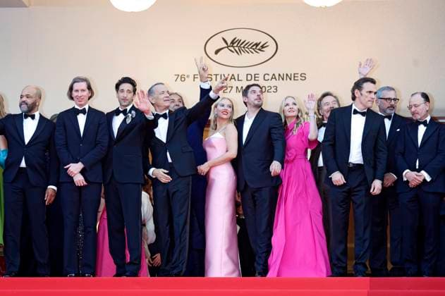 Jeffrey Wright, Wes Anderson, Adrien Brody, Tom Hanks, Alexandre Desplat, Scarlett Johansson, Damien Bonnard, Hope Davis, Bryan Cranston, Matt Dillon, Steve Carell und Fisher Stevens bei der Premiere des Kinofilms Asteroid City auf dem Festival de Cannes 2023 76. Internationale Filmfestspiele von Cannes im Palais des Festivals. Cannes, 23.05.2023