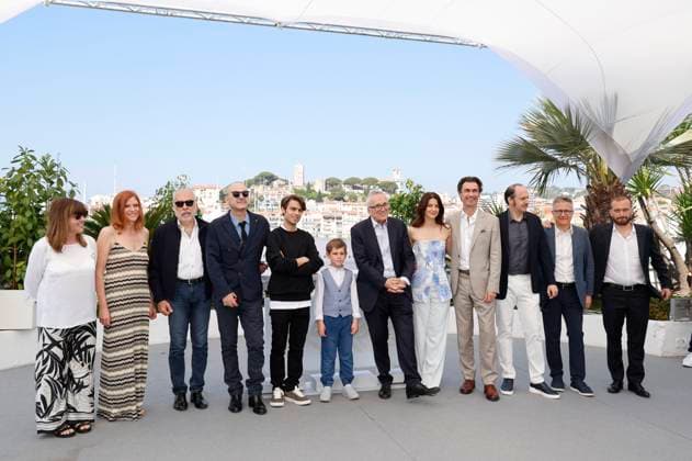 Francesca Calvelli, Susanna Nicchiarelli, Giuseppe Caschetto, Paolo Pierobon, Leonardo Maltese, Enea Sala, Marco Bellocchio, Barbara Ronchi, Fabrizio Gifuni, Fausto Russo Alesi, Paolo Del Brocco und Simone Gatton beim Photocall zum Kinofilm Rapito Kidnapped auf dem Festival de Cannes 2023 76. Internationale Filmfestspiele von Cannes am Palais des Festivals. Cannes, 24.05.2023