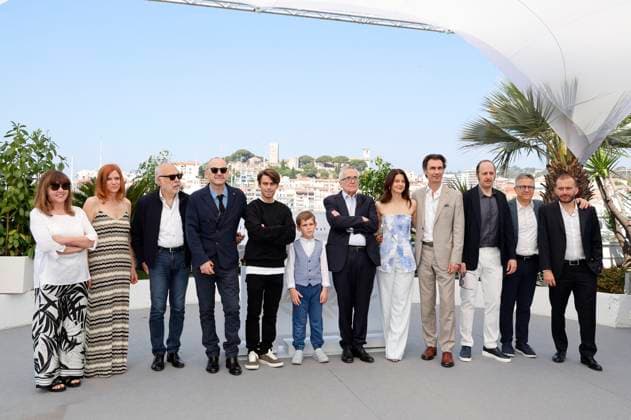 Francesca Calvelli, Susanna Nicchiarelli, Giuseppe Caschetto, Paolo Pierobon, Leonardo Maltese, Enea Sala, Marco Bellocchio, Barbara Ronchi, Fabrizio Gifuni, Fausto Russo Alesi, Paolo Del Brocco und Simone Gatton beim Photocall zum Kinofilm Rapito Kidnapped auf dem Festival de Cannes 2023 76. Internationale Filmfestspiele von Cannes am Palais des Festivals. Cannes, 24.05.2023