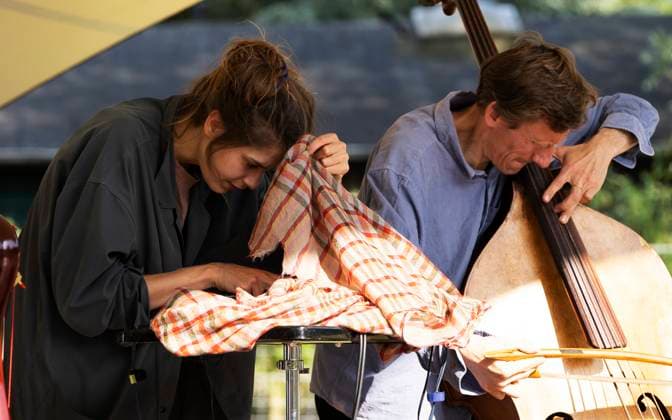 52. Moerser Musikfestival Moers, Deutschland - Das Moers Festival feiert in diesem Jahr sein 52-jähriges Bestehen. Vom 26. bis 29. Mai wird die Stadt im Ruhrgebiet wieder zum Mekka für Jazz- und Improvisationsmusikliebhaber aus aller Welt. Das Festival hat seit seiner Gründung im Jahr 1972 eine lange Tradition und ist zu einem der wichtigsten Festivals für experimentelle Musik geworden. Auch in diesem Jahr wird das Programm wieder sehr vielseitig sein und Künstler aus verschiedenen Genres umfassen, darunter Jazz, Improvisationsmusik, Hip-Hop, Elektronik und Pop. Tag 1 Freitag SAPAT (DE, SE, UK) Elvin Brandhi (voc, elec) Tabea Lara Ngozi Briggs (voc, hrp, elec) Joel Grip (b) Moers Deutschland Nordrhein-Westfalen NRW