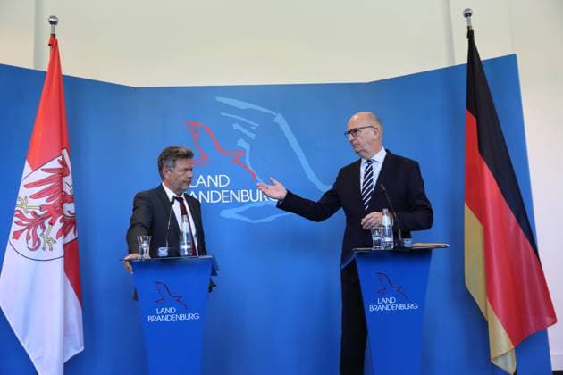 Robert Habeck (Bündnis 90 Die Grünen, Bundesminister für Wirtschaft und Klimaschutz) und Dietmar Woidke (SPD, Ministerpräsident Brandenburg), v.l., während einer Pressekonferenz zu Strukturentwicklung und Kohleausstieg in der Lausitz, Staatskanzlei, Potsdam, 1. Juni 2023. Ministerpräsident Woidke empfängt Bundeswirtschaftsminister Habeck