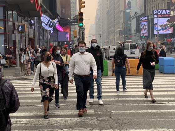 Time Square-NYC Under Smoke from Canada s Fires. (NEW) Time Square-NYC Under Smoke from Canada s Fires. June 7, 2023, New York, USA: The entire air of New York City has been polluted with smoke coming from Canada causing New Yorkers and tourists at Times Square to mask up to prevent being contaminated. The air quality in New York City index as of today (07) is currently at 162. Smoke from Canada™s fires has periodically engulfed the Northeast and Mid-Atlantic for more than a week, raising concerns over the harms of persistent poor air quality. Credit: Niyi Fote Thenews2 (Foto: Niyi Fote Thenews2 imago images) Time Square-NYC Under Smoke from Canada s Fires. Copyright: xNiyixFotex