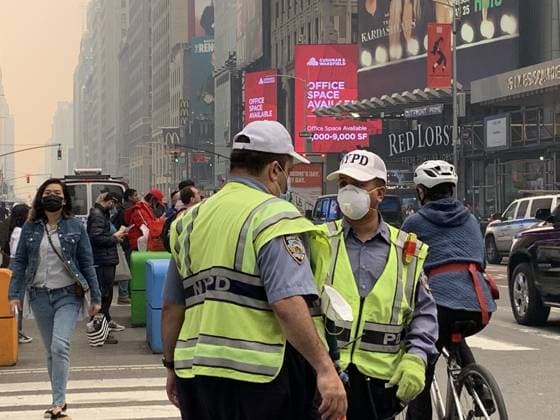 Time Square-NYC Under Smoke from Canada s Fires. (NEW) Time Square-NYC Under Smoke from Canada s Fires. June 7, 2023, New York, USA: The entire air of New York City has been polluted with smoke coming from Canada causing New Yorkers and tourists at Times Square to mask up to prevent being contaminated. The air quality in New York City index as of today (07) is currently at 162. Smoke from Canada™s fires has periodically engulfed the Northeast and Mid-Atlantic for more than a week, raising concerns over the harms of persistent poor air quality. Credit: Niyi Fote Thenews2 (Foto: Niyi Fote Thenews2 imago images) Time Square-NYC Under Smoke from Canada s Fires. Copyright: xNiyixFotex