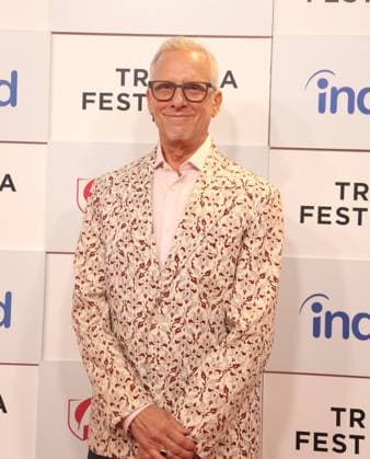 TriBeCa Film Festival (NEW) Tribeca Film Festival: Taylor Mac™24-Decade History of Popular Music. June 14, 2023, New York, USA: Taylor Mac, Rob Epstein, Jeffrey Friedman, Matt Ray, Machine Bazzle, Joel Stillerman, Linda Brumbach. ,New York s hottest club is Taylor Mac s 24-Decade History of Popular Music. This club has everything: countercultural history, off-the-wall interpretations of America s most recognizable tunes, ping pong warfare, giant inflatable penises making love and war to David Bowie s Heroes, shameless gay melodrama, and of course, MacArthur Fellowship winner Taylor Mac. Credit: Jose Francisco Thenews2 (Foto: Jose Francisco Thenews2 imago images) TriBeCa Film Festival Copyright: xJosexFranciscox