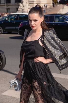 PFW Elie Saab Arrivals A guest attending the Elie Saab Fashion Show during Paris Fashion Week Womenswear Spring - Summer 2019 held in Paris, France on September 29, 2018. Photo by Julien Reynaud APS-Medias ABACAPRESS.COM Paris France Copyright: xReynaudxJulien APS-Medias ABACAx 653432_029 ReynaudxJulien APS-Medias ABACAx 653432_029