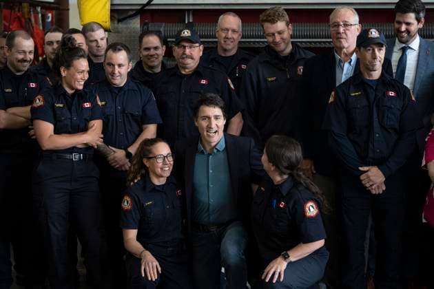 News Bilder des Tages June 19, 2023, Hammonds Plains, NS, Canada: Prime Minister Justin Trudeau, centre, meets with firefighters who battled the wildfires in Nova Scotia while visiting Fire Station 50 with, top second from right, Emergency Preparedness Minister Bill Blair, and Sean Fraser, top right, minister of Immigration, Refugees and Citizenship, in Hammonds Plains, N.S. on Monday, June 19, 2023. Hammonds Plains Canada - ZUMAc35_ 20230619_zaf_c35_018 Copyright: xDarrenxCalabresex