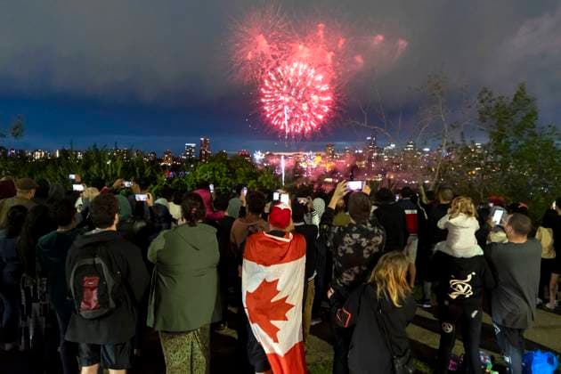 Edmonton, Canada July 1, 2023 - People watch a fireworks show above the skyline on Canada Day. Canada Day is a holiday commemorating the formation of Canada FETE NATIONALE DU CANADA, PROVINCE D ALBERTA, CELEBRATION, FESTIVITES, FETE, AMERIQUE DU NORD, FEUX D ARTIFICE, SPECTACLE, SOIR, NUIT, Copyright: xVincentxIsorex