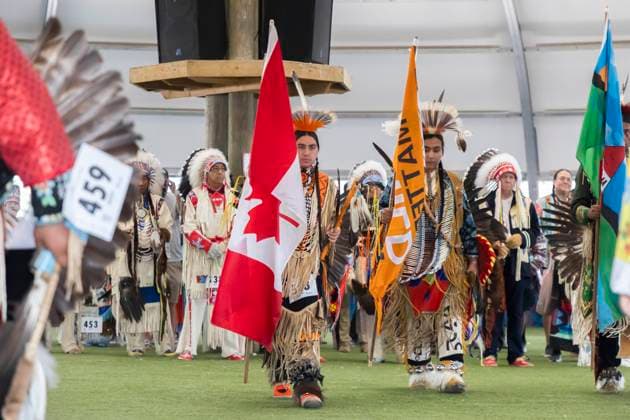 Enoch Cree Nation, Canada July 9, 2023 - Participants dance in traditional costumes called Regalia during the 29th Annual Enoch Cree Nation Pow Wow Competition on July 9, 2023 in Enoch Cree Nation, Canada. Pow Wow is the way native peoples come together to dance, sing, celebrate and honor traditions. From 1886 to 1951, the Canadian government banned the practice of Pow Wows ceremonies with the aim of assimilation. NATIVE, AUTOCHTONES D AMERIQUE, AMERINDIENS, FESTIVAL DE POW WOW, COMPETITION DE POWWOW, CULTURE CANADIENNE, CANADA, ALBERTA, EDMONTON, COSTUMES TRADITIONNELS, TRADITION, PREMIERES NATIONS, LIFESTYLES, INDIENS D AMERIQUE, EVENEMENT CULTUREL, IDENTITE, RESERVE, AMERIQUE DU NORD, PEUPLES, CELEBRATIONS, HERITAGE CULTUREL, DANSES, DA Copyright: xVincentxIsorex