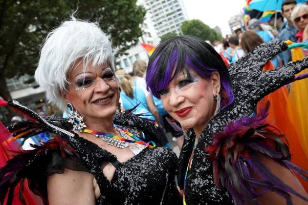 CHRISTOPHER STREET DAY 2023 - BERLIN PRIDE 2023 - CSD Berlin - Am 22. Juli 2023 zieht der CSD in Berlin unter dem bilingualen Motto BE THEIR VOICE AND OURS! ... FÜR MEHR EMPATHIE UND SOLIDARITÄT! zum 45. Mal durch die Hauptstadt. Die bunte CSD-Parade startet als Demonstration an der Leipziger Straße und führt auf einer 7,4 Kilometer langen Strecke über den Potsdamer Platz, vorbei am Nollendorfplatz, über die Siegessäule (Großer Stern) und der Straße des 17. Juni zum Endpunkt am Brandenburger Tor. Die Veranstalter rechnen im Tagesverlauf mit bis zu 500.000 Teilnehmerinnen und Teilnehmern. Bunt geschmückte Dragqueens während der CSD-Parade.