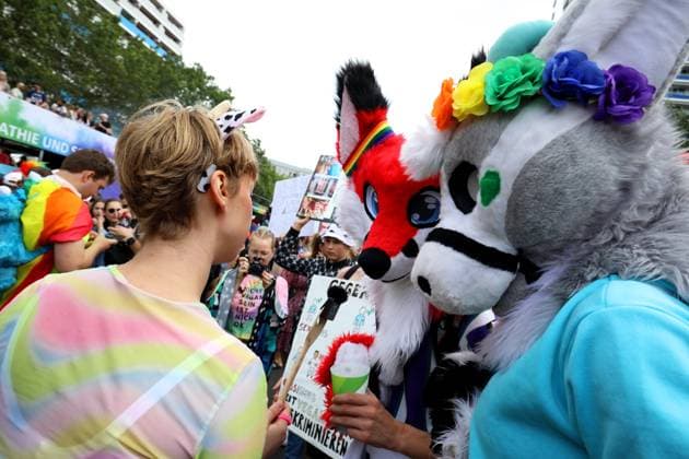 CHRISTOPHER STREET DAY 2023 - BERLIN PRIDE 2023 - CSD Berlin - Am 22. Juli 2023 zieht der CSD in Berlin unter dem bilingualen Motto BE THEIR VOICE AND OURS! ... FÜR MEHR EMPATHIE UND SOLIDARITÄT! zum 45. Mal durch die Hauptstadt. Die bunte CSD-Parade startet als Demonstration an der Leipziger Straße und führt auf einer 7,4 Kilometer langen Strecke über den Potsdamer Platz, vorbei am Nollendorfplatz, über die Siegessäule (Großer Stern) und der Straße des 17. Juni zum Endpunkt am Brandenburger Tor. Die Veranstalter rechnen im Tagesverlauf mit bis zu 500.000 Teilnehmerinnen und Teilnehmern. Demoteilnehmer mit Plüschmasken.