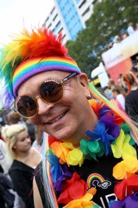 CHRISTOPHER STREET DAY 2023 - BERLIN PRIDE 2023 - CSD Berlin - Am 22. Juli 2023 zieht der CSD in Berlin unter dem bilingualen Motto BE THEIR VOICE AND OURS! ... FÜR MEHR EMPATHIE UND SOLIDARITÄT! zum 45. Mal durch die Hauptstadt. Die bunte CSD-Parade startet als Demonstration an der Leipziger Straße und führt auf einer 7,4 Kilometer langen Strecke über den Potsdamer Platz, vorbei am Nollendorfplatz, über die Siegessäule (Großer Stern) und der Straße des 17. Juni zum Endpunkt am Brandenburger Tor. Die Veranstalter rechnen im Tagesverlauf mit bis zu 500.000 Teilnehmerinnen und Teilnehmern. Demoteilnehmer ganz in den Regenbogenfarben geschmückt.
