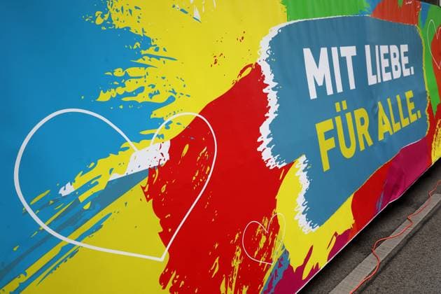 CHRISTOPHER STREET DAY 2023 - BERLIN PRIDE 2023 - CSD Berlin - Am 22. Juli 2023 zieht der CSD in Berlin unter dem bilingualen Motto BE THEIR VOICE AND OURS! ... FÜR MEHR EMPATHIE UND SOLIDARITÄT! zum 45. Mal durch die Hauptstadt. Die bunte CSD-Parade startet als Demonstration an der Leipziger Straße und führt auf einer 7,4 Kilometer langen Strecke über den Potsdamer Platz, vorbei am Nollendorfplatz, über die Siegessäule (Großer Stern) und der Straße des 17. Juni zum Endpunkt am Brandenburger Tor. Die Veranstalter rechnen im Tagesverlauf mit bis zu 500.000 Teilnehmerinnen und Teilnehmern. Beschriftung an einem CSD-Truck: MIT LIEBE FÜR ALLE - Abbildung: Herz