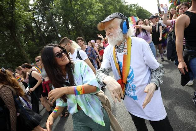 CHRISTOPHER STREET DAY 2023 - BERLIN PRIDE 2023 - CSD Berlin - Am 22. Juli 2023 zieht der CSD in Berlin unter dem bilingualen Motto BE THEIR VOICE AND OURS! ... FÜR MEHR EMPATHIE UND SOLIDARITÄT! zum 45. Mal durch die Hauptstadt. Die bunte CSD-Parade startet als Demonstration an der Leipziger Straße und führt auf einer 7,4 Kilometer langen Strecke über den Potsdamer Platz, vorbei am Nollendorfplatz, über die Siegessäule (Großer Stern) und der Straße des 17. Juni zum Endpunkt am Brandenburger Tor. Die Veranstalter rechnen im Tagesverlauf mit bis zu 500.000 Teilnehmerinnen und Teilnehmern. Techno-Opa tanzt ausgelassen mit einer jungen Frau auf der Straße des 17. Juni.