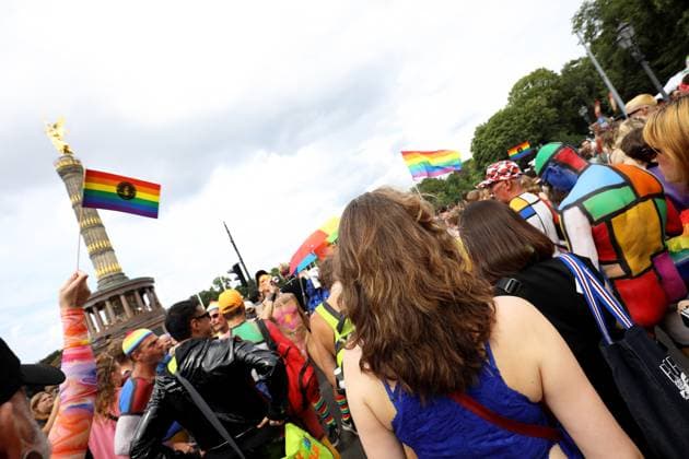 CHRISTOPHER STREET DAY 2023 - BERLIN PRIDE 2023 - CSD Berlin - Am 22. Juli 2023 zieht der CSD in Berlin unter dem bilingualen Motto BE THEIR VOICE AND OURS! ... FÜR MEHR EMPATHIE UND SOLIDARITÄT! zum 45. Mal durch die Hauptstadt. Die bunte CSD-Parade startet als Demonstration an der Leipziger Straße und führt auf einer 7,4 Kilometer langen Strecke über den Potsdamer Platz, vorbei am Nollendorfplatz, über die Siegessäule (Großer Stern) und der Straße des 17. Juni zum Endpunkt am Brandenburger Tor. Die Veranstalter rechnen im Tagesverlauf mit bis zu 500.000 Teilnehmerinnen und Teilnehmern. Demoteilnehmer im Bereich der Siegessäule.