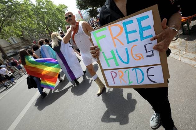CHRISTOPHER STREET DAY 2023 - BERLIN PRIDE 2023 - CSD Berlin - Am 22. Juli 2023 zieht der CSD in Berlin unter dem bilingualen Motto BE THEIR VOICE AND OURS! ... FÜR MEHR EMPATHIE UND SOLIDARITÄT! zum 45. Mal durch die Hauptstadt. Die bunte CSD-Parade startet als Demonstration an der Leipziger Straße und führt auf einer 7,4 Kilometer langen Strecke über den Potsdamer Platz, vorbei am Nollendorfplatz, über die Siegessäule (Großer Stern) und der Straße des 17. Juni zum Endpunkt am Brandenburger Tor. Die Veranstalter rechnen im Tagesverlauf mit bis zu 500.000 Teilnehmerinnen und Teilnehmern. Demoteilnehmer mit Protestschild: FREE HUGS - PRIDE