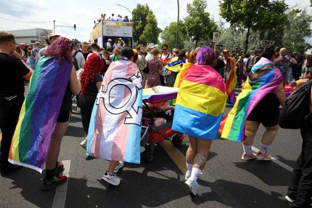 CHRISTOPHER STREET DAY 2023 - BERLIN PRIDE 2023 - CSD Berlin - Am 22. Juli 2023 zieht der CSD in Berlin unter dem bilingualen Motto BE THEIR VOICE AND OURS! ... FÜR MEHR EMPATHIE UND SOLIDARITÄT! zum 45. Mal durch die Hauptstadt. Die bunte CSD-Parade startet als Demonstration an der Leipziger Straße und führt auf einer 7,4 Kilometer langen Strecke über den Potsdamer Platz, vorbei am Nollendorfplatz, über die Siegessäule (Großer Stern) und der Straße des 17. Juni zum Endpunkt am Brandenburger Tor. Die Veranstalter rechnen im Tagesverlauf mit bis zu 500.000 Teilnehmerinnen und Teilnehmern. Demoteilnehmer unterwegs mit Flaggen (Regenbogenflaggen) auf der Straße des 17. Juni. Demoteilnehmer mit CSD-Flaggen unterwegs auf der Para