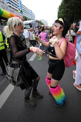 CHRISTOPHER STREET DAY 2023 - BERLIN PRIDE 2023 - CSD Berlin - Am 22. Juli 2023 zieht der CSD in Berlin unter dem bilingualen Motto BE THEIR VOICE AND OURS! ... FÜR MEHR EMPATHIE UND SOLIDARITÄT! zum 45. Mal durch die Hauptstadt. Die bunte CSD-Parade startet als Demonstration an der Leipziger Straße und führt auf einer 7,4 Kilometer langen Strecke über den Potsdamer Platz, vorbei am Nollendorfplatz, über die Siegessäule (Großer Stern) und der Straße des 17. Juni zum Endpunkt am Brandenburger Tor. Die Veranstalter rechnen im Tagesverlauf mit bis zu 500.000 Teilnehmerinnen und Teilnehmern. Demoteilnehmerinnen tanzen ausgelassen auf der Leipziger Straße.