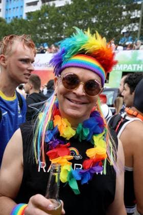 CHRISTOPHER STREET DAY 2023 - BERLIN PRIDE 2023 - CSD Berlin - Am 22. Juli 2023 zieht der CSD in Berlin unter dem bilingualen Motto BE THEIR VOICE AND OURS! ... FÜR MEHR EMPATHIE UND SOLIDARITÄT! zum 45. Mal durch die Hauptstadt. Die bunte CSD-Parade startet als Demonstration an der Leipziger Straße und führt auf einer 7,4 Kilometer langen Strecke über den Potsdamer Platz, vorbei am Nollendorfplatz, über die Siegessäule (Großer Stern) und der Straße des 17. Juni zum Endpunkt am Brandenburger Tor. Die Veranstalter rechnen im Tagesverlauf mit bis zu 500.000 Teilnehmerinnen und Teilnehmern. Demoteilnehmer ganz in den Regenbogenfarben geschmückt.