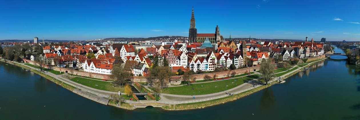 Luftbild vom Ulmer Münster bei schönem Wetter Luftbild vom Ulmer Münster bei schönem Wetter Copyright: xZoonar.com WernerxThomax 17704050