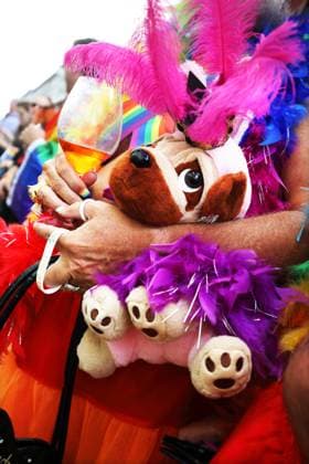 CHRISTOPHER STREET DAY 2023 - BERLIN PRIDE 2023 - CSD Berlin - Am 22. Juli 2023 zieht der CSD in Berlin unter dem bilingualen Motto BE THEIR VOICE AND OURS! ... FÜR MEHR EMPATHIE UND SOLIDARITÄT! zum 45. Mal durch die Hauptstadt. Freundeskreis von Männern, von Kopf bis Fuß in Regenbogenkleidung und Regenbogenfarben gehüllt, tragen ein gefülltes Glas in der Hand. Die bunte CSD-Parade startet als Demonstration an der Leipziger Straße und führt auf einer 7,4 Kilometer langen Strecke über den Potsdamer Platz, vorbei am Nollendorfplatz, über die Siegessäule (Großer Stern) und der Straße des 17. Juni zum Endpunkt am Brandenburger Tor. Die Veranstalter rechnen im Tagesverlauf mit bis zu 500.000 Teilnehmerinnen und Teilnehmern. *