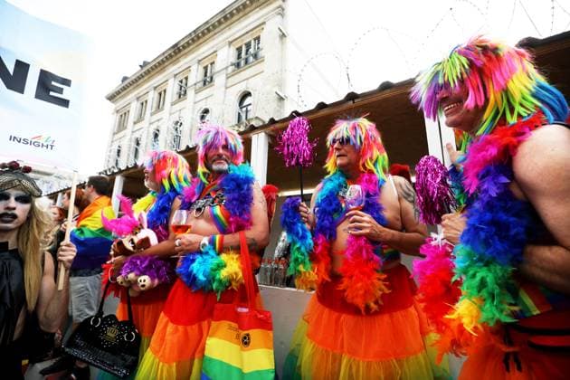 CHRISTOPHER STREET DAY 2023 - BERLIN PRIDE 2023 - CSD Berlin - Am 22. Juli 2023 zieht der CSD in Berlin unter dem bilingualen Motto BE THEIR VOICE Ð AND OURS! ... FÜR MEHR EMPATHIE UND SOLIDARITÄT! zum 45. Mal durch die Hauptstadt. Freundeskreis von Männern, von Kopf bis Fuß in Regenbogenkleidung und Regenbogenfarben gehüllt, tragen ein gefülltes Glas in der Hand. Die bunte CSD-Parade startet als Demonstration an der Leipziger Straße und führt auf einer 7,4 Kilometer langen Strecke über den Potsdamer Platz, vorbei am Nollendorfplatz, über die Siegessäule (Großer Stern) und der Straße des 17. Juni zum Endpunkt am Brandenburger Tor. Die Veranstalter rechnen im Tagesverlauf mit bis zu 500.000 Teilnehmerinnen und Teilnehmern.