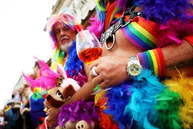 CHRISTOPHER STREET DAY 2023 - BERLIN PRIDE 2023 - CSD Berlin - Am 22. Juli 2023 zieht der CSD in Berlin unter dem bilingualen Motto BE THEIR VOICE Ð AND OURS! ... FÜR MEHR EMPATHIE UND SOLIDARITÄT! zum 45. Mal durch die Hauptstadt. Freundeskreis von Männern, von Kopf bis Fuß in Regenbogenkleidung und Regenbogenfarben gehüllt, tragen ein gefülltes Glas in der Hand. Die bunte CSD-Parade startet als Demonstration an der Leipziger Straße und führt auf einer 7,4 Kilometer langen Strecke über den Potsdamer Platz, vorbei am Nollendorfplatz, über die Siegessäule (Großer Stern) und der Straße des 17. Juni zum Endpunkt am Brandenburger Tor. Die Veranstalter rechnen im Tagesverlauf mit bis zu 500.000 Teilnehmerinnen und Teilnehmern.