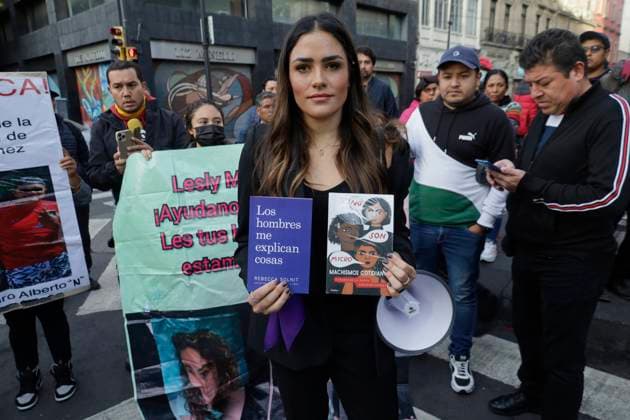 Mexiko Stadt, Protest von Feministinnen Feminists Demonstrate Outside The National Palace; Demand That The Mexican President Not Victimise Himself Alessandra Rojo De la Vega, activist, accompanied by various feminist collectives and relatives of victims of feminicide, demonstrates near the National Palace in Mexico City, in an attempt to deliver two books on feminism and to explain to the President of Mexico, Andres Manuel Lopez Obrador, What is gender-based political violence and demand that he does not victimise himself after the criticism of the president by women from the opposition, since, they say, it is women who suffer daily from different types of violence such as physical, psychological, symbolic, sexual, patrimonial, economic or feminicide violence, unlike men. Mexic Copyright: xGerardoxVieyrax originalFilename: vieyra-notitle230814_np0i4.jpg