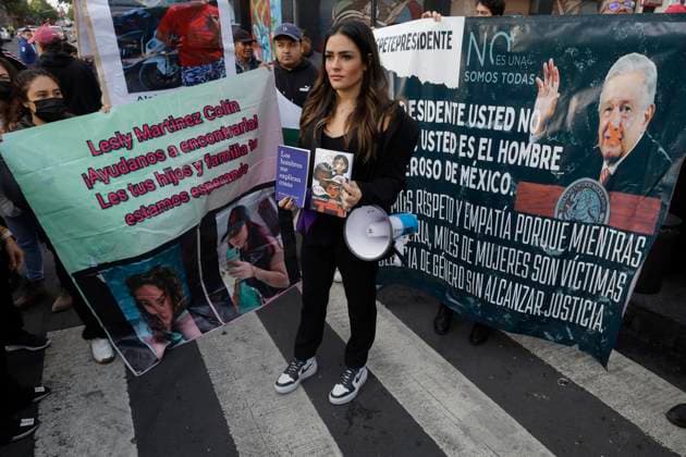 News Bilder des Tages Mexiko Stadt, Protest von Feministinnen Feminists Demonstrate Outside The National Palace; Demand That The Mexican President Not Victimise Himself Alessandra Rojo De la Vega, activist, accompanied by various feminist collectives and relatives of victims of feminicide, demonstrates near the National Palace in Mexico City, in an attempt to deliver two books on feminism and to explain to the President of Mexico, Andres Manuel Lopez Obrador, What is gender-based political violence and demand that he does not victimise himself after the criticism of the president by women from the opposition, since, they say, it is women who suffer daily from different types of violence such as physical, psychological, symbolic, sexual, patrimonial, economic or feminicide violence, unlike men. Mexic Copyright: xGerardoxVieyrax originalFilename: vieyra-notitle230814_npCah.jpg