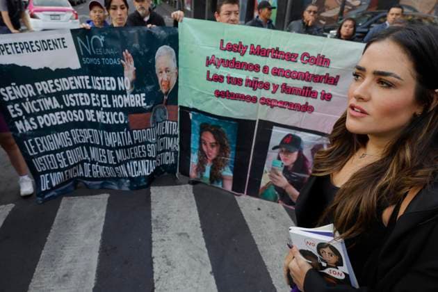 Mexiko Stadt, Protest von Feministinnen Feminists Demonstrate Outside The National Palace; Demand That The Mexican President Not Victimise Himself Alessandra Rojo De la Vega, activist, various feminist collectives and relatives of victims of feminicide, are demonstrating near the National Palace in Mexico City, in an attempt to deliver two books on feminism and explain to the president of Mexico, Andres Manuel Lopez Obrador, what political gender violence is, and to demand that he does not victimise himself after criticisms of the president by the opposition, What is gender-based political violence and demand that he does not victimise himself after the criticism of the president by women from the opposition, since, they say, it is women who suffer daily from different types of v Copyright: xGerardoxVieyrax originalFilename: vieyra-notitle230814_npMV7.jpg