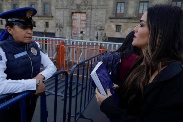 Mexiko Stadt, Protest von Feministinnen Feminists Demonstrate Outside The National Palace; Demand That The Mexican President Not Victimise Himself Alessandra Rojo De la Vega, activist, accompanied by various feminist collectives and relatives of victims of feminicide, demonstrates outside the National Palace in Mexico City, in an attempt to deliver two books on feminism and to explain to the president of Mexico, Andres Manuel Lopez Obrador, What is gender-based political violence and demand that he does not victimise himself after the criticism of the president by women from the opposition, since, they say, it is women who suffer daily from different types of violence such as physical, psychological, symbolic, sexual, patrimonial, economic or feminicide violence, unlike men. Me Copyright: xGerardoxVieyrax originalFilename: vieyra-notitle230814_npSRS.jpg