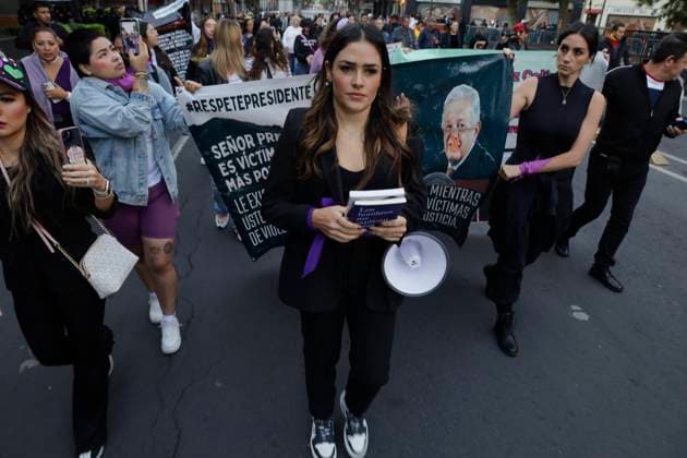 Mexiko Stadt, Protest von Feministinnen Feminists Demonstrate Outside The National Palace; Demand That The Mexican President Not Victimise Himself Alessandra Rojo De la Vega, activist, various feminist collectives and relatives of victims of feminicide, are demonstrating near the National Palace in Mexico City, in an attempt to deliver two books on feminism and explain to the president of Mexico, Andres Manuel Lopez Obrador, what political gender violence is, and to demand that he does not victimise himself after criticisms of the president by the opposition, What is gender-based political violence and demand that he does not victimise himself after the criticism of the president by women from the opposition, since, they say, it is women who suffer daily from different types of v Copyright: xGerardoxVieyrax originalFilename: vieyra-notitle230814_npBT7.jpg