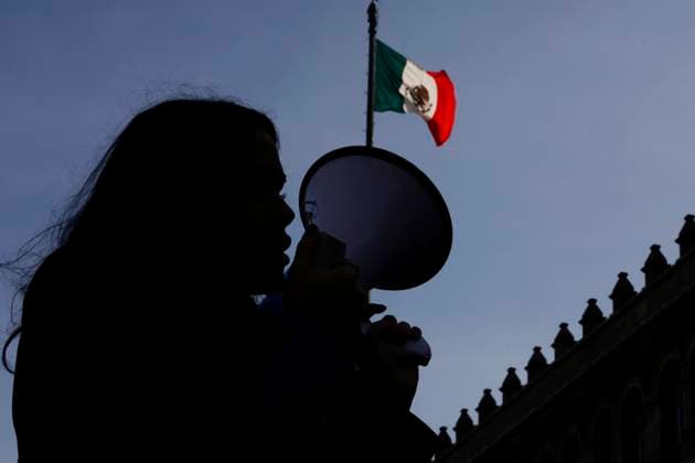 Mexiko Stadt, Protest von Feministinnen Feminists Demonstrate Outside The National Palace; Demand That The Mexican President Not Victimise Himself Backlight by Alessandra Rojo De la Vega, activist, accompanied by various feminist collectives and relatives of victims of feminicide, demonstrates outside the National Palace in Mexico City, in an attempt to deliver two books on feminism and to explain to the President of Mexico, Andres Manuel Lopez Obrador, what political gender violence is, and to demand that he not victimise himself after criticisms of the President by the opposition, What is gender-based political violence and demand that he does not victimise himself after the criticism of the president by women from the opposition, since, they say, it is women who suffer daily f Copyright: xGerardoxVieyrax originalFilename: vieyra-notitle230814_npMRP.jpg