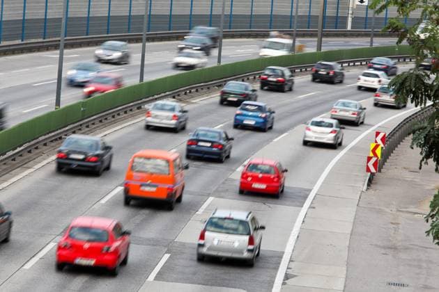 Stau im Verkehr mit Autos auf einer Autobahn Strasse Stau im Verkehr mit Autos auf einer Autobahn Strasse Copyright: xZoonar.com ErwinxWodickax 3488407