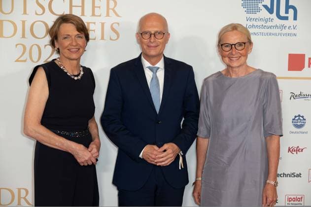 v.l. Elke BUEDENBENDER, Büdenbender, First Lady, Peter TSCHENTSCHER, Erster Buergermeister der Hansestadt Hamburg, mit Ehefrau Eva Maria, Roter Teppich, Red Carpet Show, Ankunft, arrival, Verleihung des Deutschen Radiopreises 2023 in Hamburg am 07.09.2022,