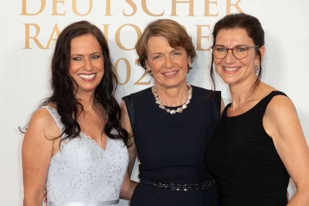 v.l. Grit LEITHAEUSER, Radiozentrale, Elke BUEDENBENDER, Büdenbender, First Lady, Ehefrau von Frank Walter Steinmeier, Katja MARX, NDR, Roter Teppich, Red Carpet Show, Ankunft, arrival, Verleihung des Deutschen Radiopreises 2023 in Hamburg am 07.09.2022,