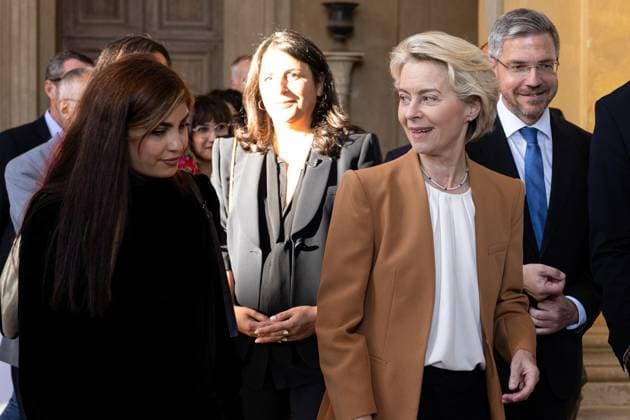 (v.l.n.r.) Shima Babaei (Iranische Frauenrechtsaktivistin, Gewinnerin des M100 Medienawards), Ursula von der Leyen (Präsidentin der Europäischen Kommission, Politikerin), M100 Sanssouci Colloquium - Verleihung des M100 Media Award am 14. September 2023, 14.9.2023, Orangerie Sanssouci, Park Sanssouci, Potsdam, Brandenburg, Deutschland