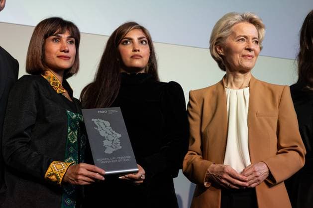 (v.l.n.r.) Mersedeh Shahinkar (iranische Aktivistin), Shima Babaei, Ursula von der Leyen (Präsidentin der Europäischen Kommission, Politikerin), M100 Sanssouci Colloquium - Verleihung des M100 Media Award am 14. September 2023, 14.9.2023, Orangerie Sanssouci, Park Sanssouci, Potsdam, Brandenburg, Deutschland