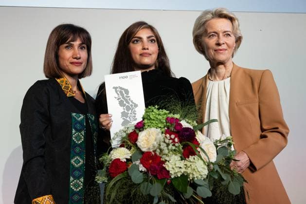 (v.l.n.r.) Mersedeh Shahinkar (iranische Aktivistin), Shima Babaei, Ursula von der Leyen (Präsidentin der Europäischen Kommission, Politikerin), M100 Sanssouci Colloquium - Verleihung des M100 Media Award am 14. September 2023, 14.9.2023, Orangerie Sanssouci, Park Sanssouci, Potsdam, Brandenburg, Deutschland