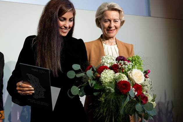 (v.l.n.r.) Shima Babaei (Iranische Frauenrechtsaktivistin, Gewinnerin des M100 Medienawards), Ursula von der Leyen (Präsidentin der Europäischen Kommission, Politikerin), M100 Sanssouci Colloquium - Verleihung des M100 Media Award am 14. September 2023, 14.9.2023, Orangerie Sanssouci, Park Sanssouci, Potsdam, Brandenburg, Deutschland