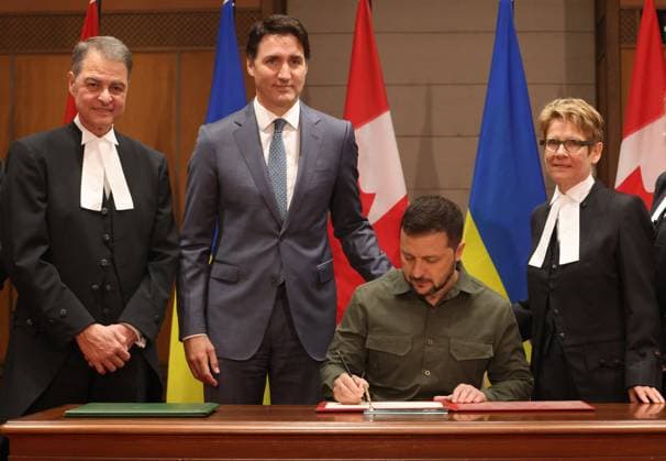 Kanada, Justin Trudeau trifft Wolodymyr Selenskyj in Ottawa September 22, 2023, Ottawa, ON, Canada: Ukrainian President Volodymyr Zelenskyy, Prime Minister Justin Trudeau, Speaker of the House of Commons Anthony Rota, left, and Speaker of the Senate Raymonde Gagne, right, take part in a signing ceremony on Parliament Hill in Ottawa on Friday, Sept. 22, 2023. Ottawa Canada - ZUMAc35_ 20230922_zaf_c35_053 Copyright: xPatrickxDoylex