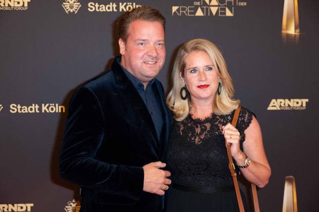 Daniel ROSEMANN, Senderchef ProSieben Sat.1, Begleiterin nicht identifiziert, Roter Teppich, Red Carpet Show, Ankunft, arrival, Verleihung des Deutschen Fernsehpreises, Die Nacht der Kreativen - Der Deutsche Fernsehpreis 2023, Deutscher Fernsehpreis 2023 in Koeln, am 27.09.2022.