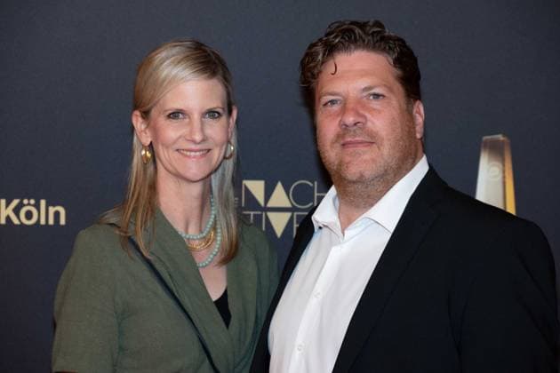 Arnim BUTZEN, SVP TV und Entertainment, Telekom Deutschland, und Dorothea JACOB, Roter Teppich, Red Carpet Show, Ankunft, arrival, Verleihung des Deutschen Fernsehpreises, Die Nacht der Kreativen - Der Deutsche Fernsehpreis 2023, Deutscher Fernsehpreis 2023 in Koeln, am 27.09.2022.