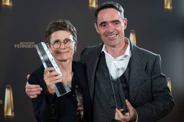 Preistraeger Gabriela REUMER und Matthias MUESSE, Müsse, Beste Ausstattung Fiktion, Roter Teppich, Red Carpet Show, Ankunft, arrival, Verleihung des Deutschen Fernsehpreises, Die Nacht der Kreativen - Der Deutsche Fernsehpreis 2023, Deutscher Fernsehpreis 2023 in Koeln, am 27.09.2022.